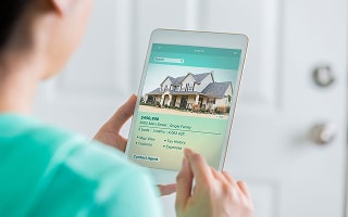 How Should Sellers Price Their Homes to Attract Buyers While Maximizing Value in Alaska?